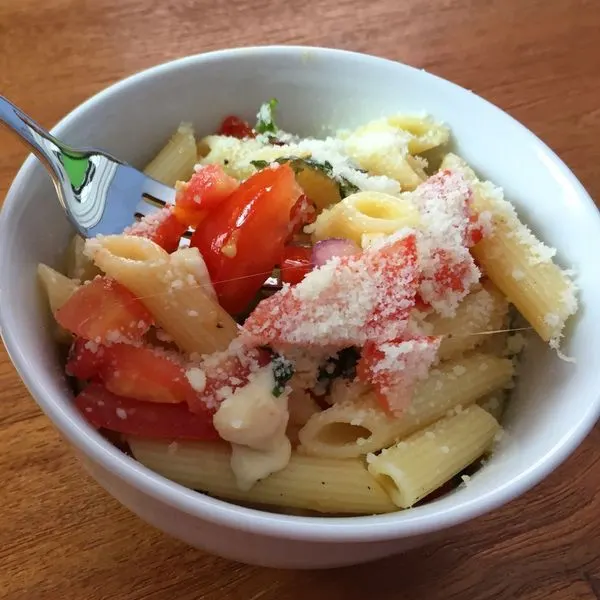 Vegetarian Nut-Free Fresh Tomato & Mozzarella Pasta! — Italian recipe