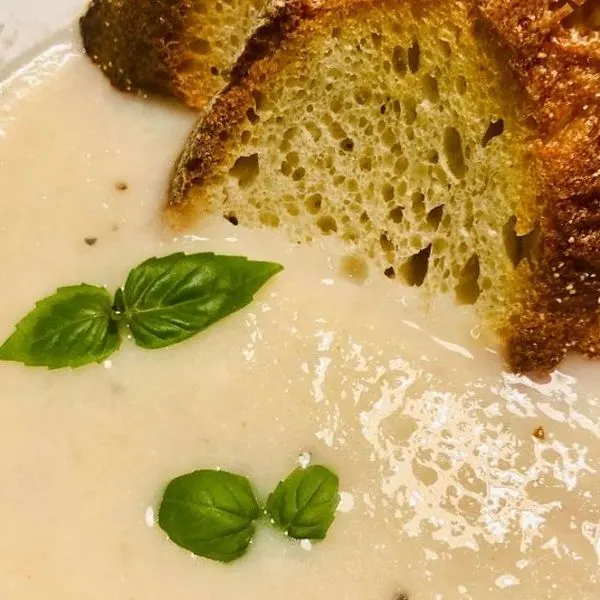 Vegetarian Gluten-Free Creamy Cauliflower Soup — American recipe