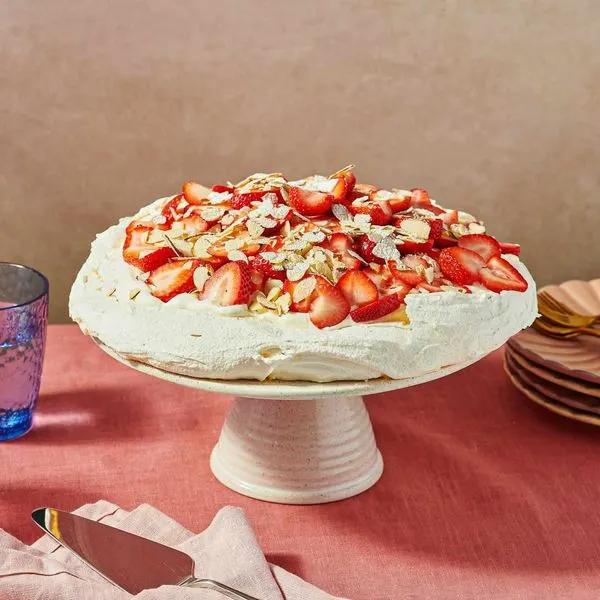Vegetarian Gluten-Free This Dreamy Summer Dessert Is Perfect for Strawberry Lovers — French recipe