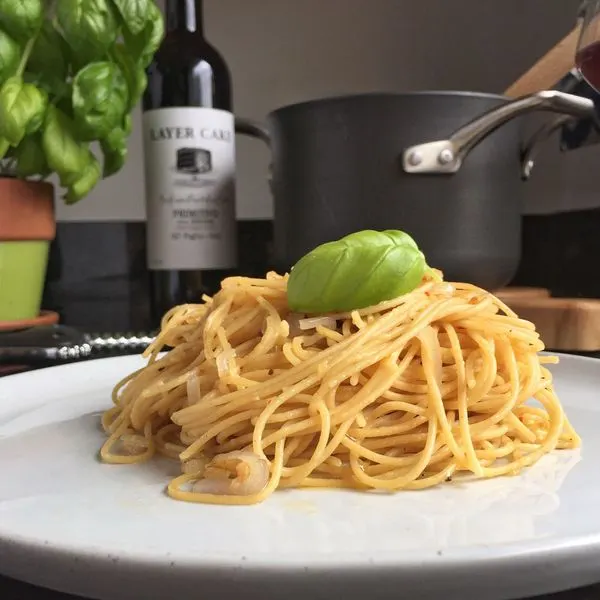 Vegan Vegetarian Simple Pasta with Garlic and Oil — Italian recipe