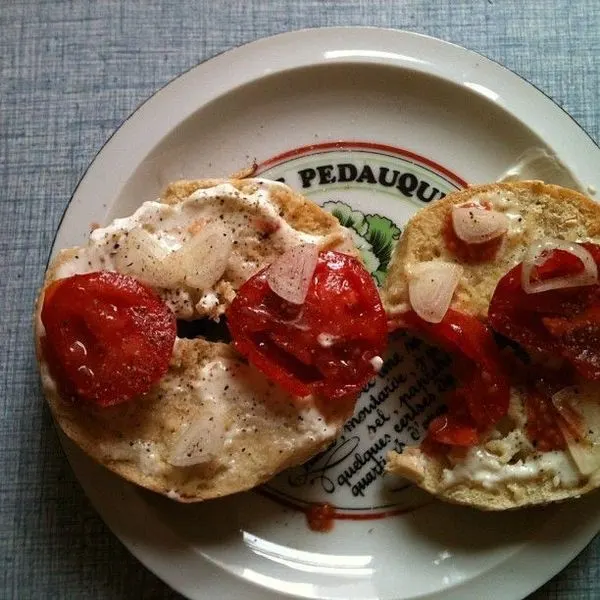 Vegetarian Nut-Free beautiful breakfast bagel — American recipe