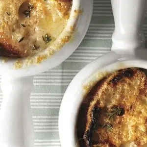 Vegetarian Nut-Free Vegetarian French Onion Soup with Mushrooms — French recipe