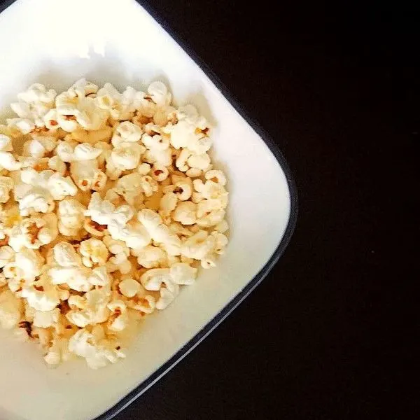 Vegetarian Gluten-Free Homemade 3 Ingredients No Butter Stove top Popcorn — American recipe