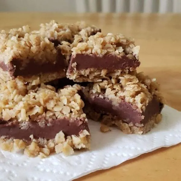 Vegetarian Nut-Free No-Bake Chocolate Oat Bars (Gluten-Free, Dairy Free, and Sugar Free options) — American recipe