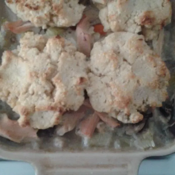 Nut-Free Shellfish-Free Turkey and Sage Biscuit Pot Pie (Gluten and Dairy Free) — American recipe