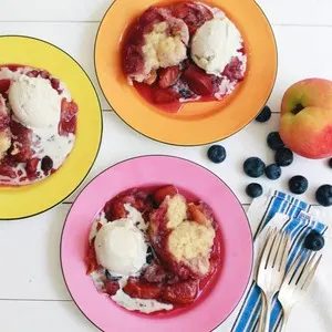 Vegetarian Gluten-Free Slow-Cooker Peach and Blueberry Cobbler — American recipe