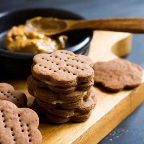 Vegetarian Gluten-Free Chocolate Crackers With Peanut Butter Filling (gluten free) — American recipe