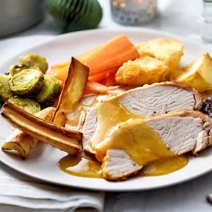 Nut-Free Shellfish-Free Slow cooker turkey crown with gravy — American recipe