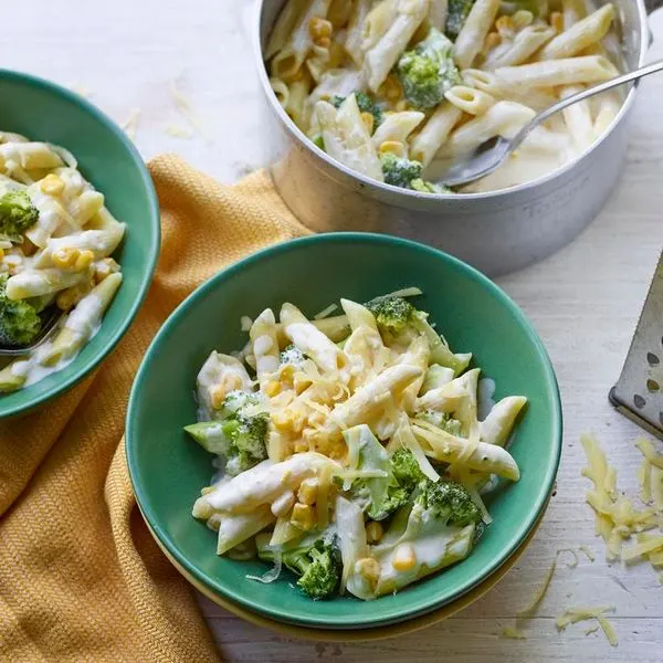 Vegetarian Nut-Free Creamy pasta with broccoli and corn — Italian recipe