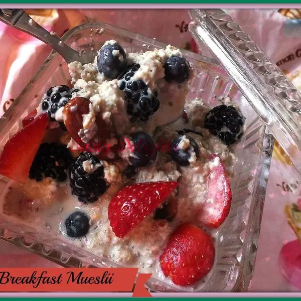 Vegetarian Nut-Free Berry Breakfast Muslii — American recipe