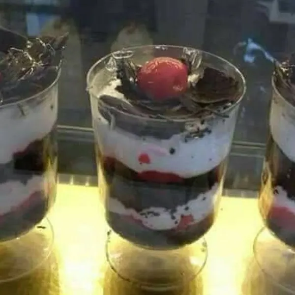 Vegetarian Nut-Free Blackforest Glass Dessert — French recipe
