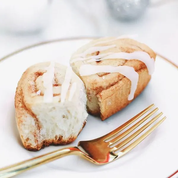 Vegan Vegetarian Fluffy vegan cinnamon rolls with dairy-free icing — American recipe