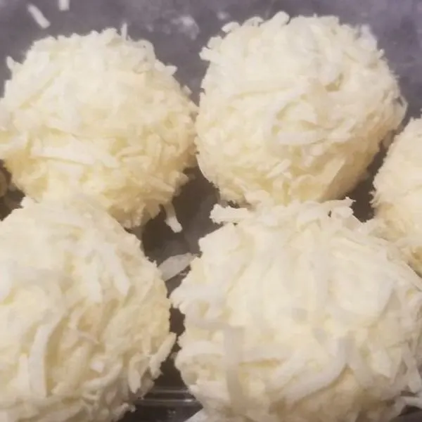 Vegetarian Gluten-Free Keto lemon cheesecake bombs — American recipe