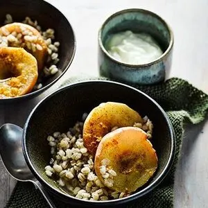 Vegetarian Nut-Free Slow cooker spiced apples with barley — American recipe