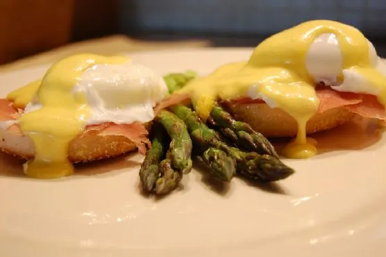 Keto Nut-Free Asparagus Eggs Benedict