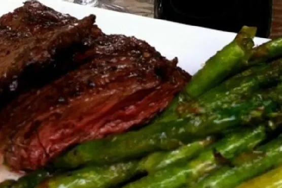 Gluten-Free Dairy-Free Chimichurri Skirt Steak with Grilled Asparagus — South American recipe