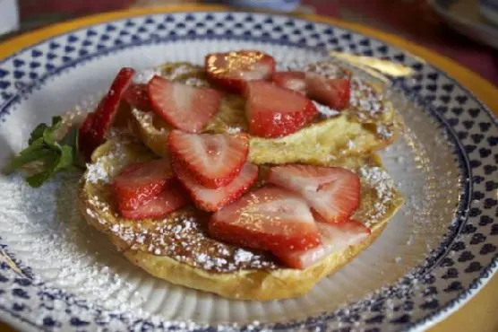 Vegetarian Nut-Free French Toast Croissants with Strawberries — American recipe