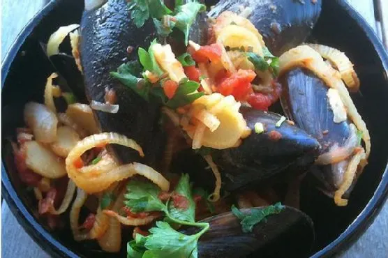 Gluten-Free Dairy-Free Mussels With Tomatoes and Fennel