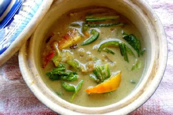 Vegetarian Gluten-Free Spicy Coconut Curry With Peppers, Pak Choi and Tomatoes — Indian recipe