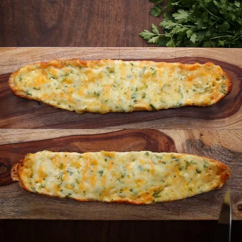 Vegetarian Nut-Free 3-Cheese Garlic Bread