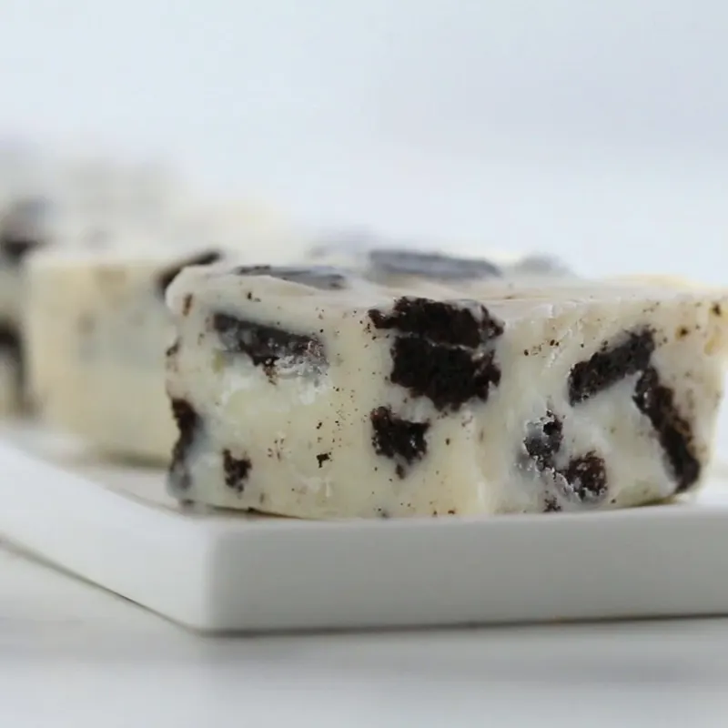 Vegetarian Gluten-Free Cookies ‘n’ Cream 3-ingredient Fudge
