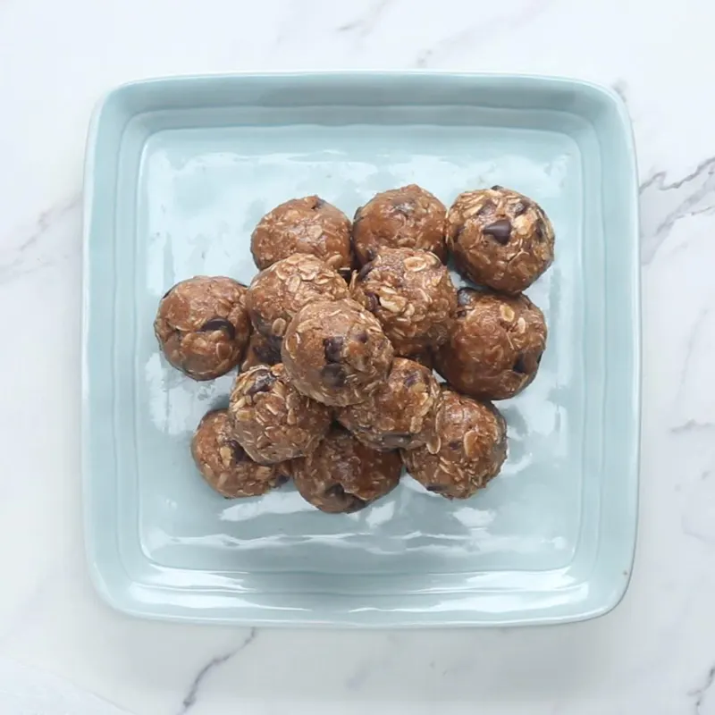 Vegetarian Gluten-Free Chocolate Chip Granola Bites
