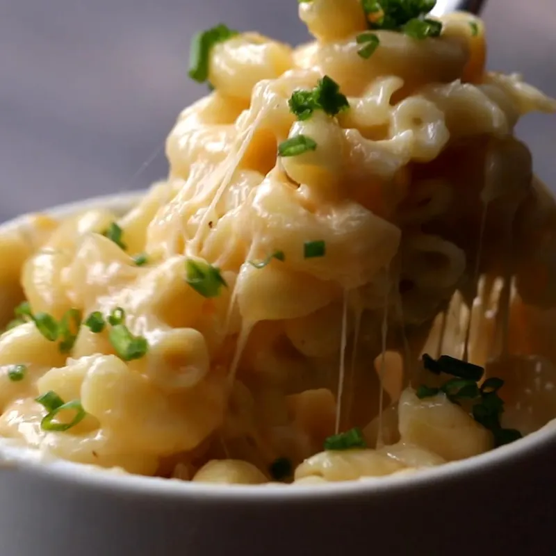 Vegetarian Nut-Free Microwave 5-Minute Mac 'N' Cheese