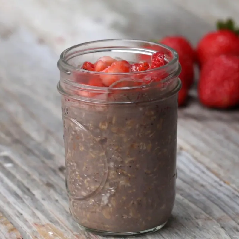 Vegetarian Gluten-Free Strawberry Chocolate Overnight Oats