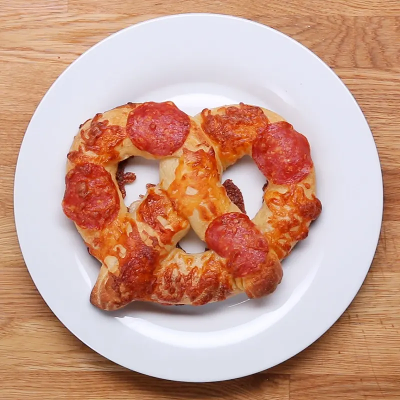 Vegetarian Gluten-Free Cheese-Stuffed Pizza Pretzels