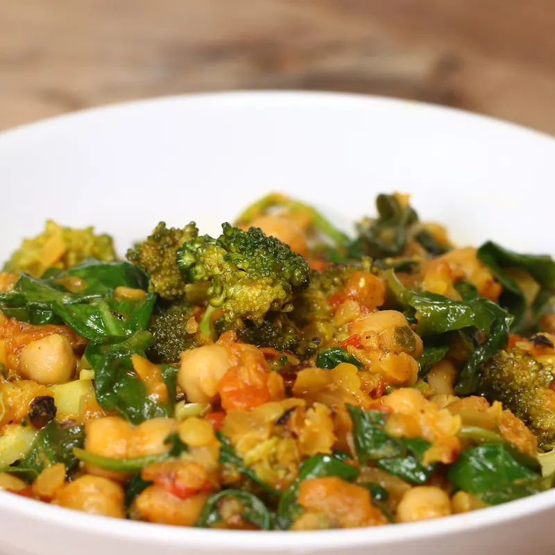 Vegetarian Gluten-Free One-pot Chickpea Curry (Under 400 Calories)