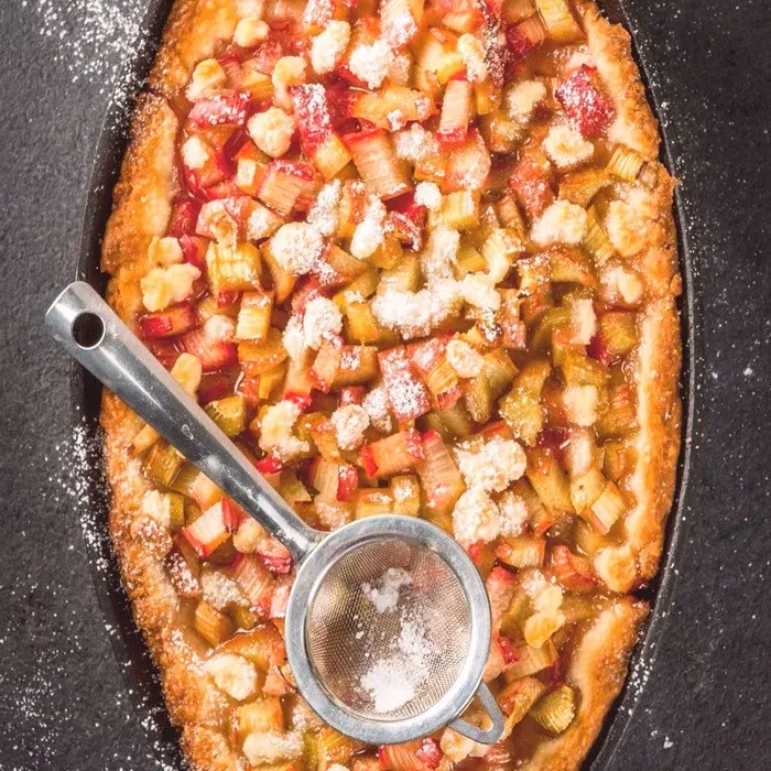 Vegetarian Nut-Free Quark and Rhubarb Pie